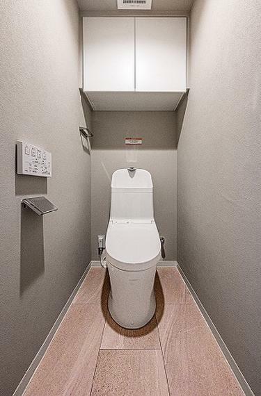 温水洗浄機能付きトイレ（吊戸棚付き）