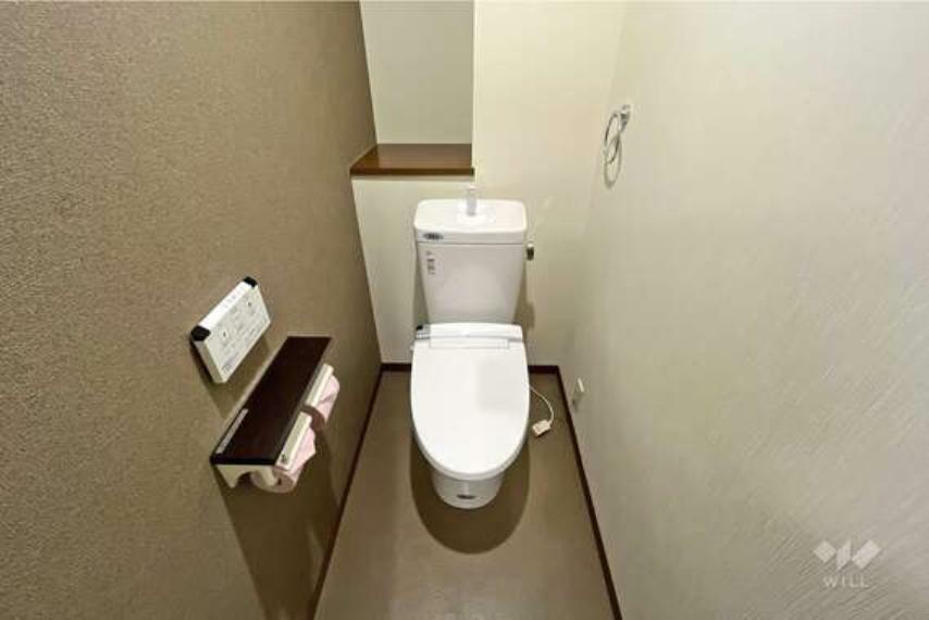 トイレは2016年1月頃にリフォーム履歴有り。温水洗浄便座付きで、便利なダブルペーパーホルダー。