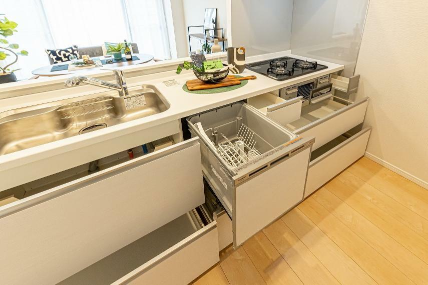 収納力も高いキッチンには三口コンロや魚焼きグリル、食器洗い乾燥機などの設備が装備されています。