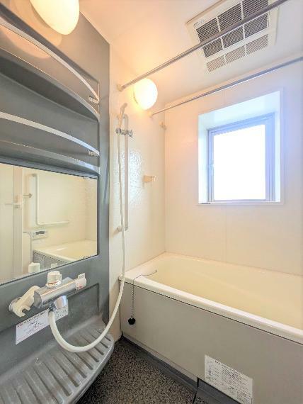 浴室にも窓があるため、風通しが良く衛生的にお使いなれます。