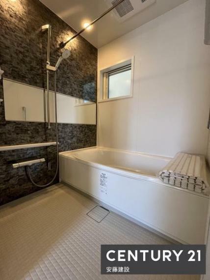 【　浴室　/　Bathroom　】<BR/>たっぷりのお湯にゆったり浸かれそうな、清潔感ある浴室です。浴室乾燥機完備<BR/>ホスクリーンが備わっており、雨の日でも室内部屋干し可能