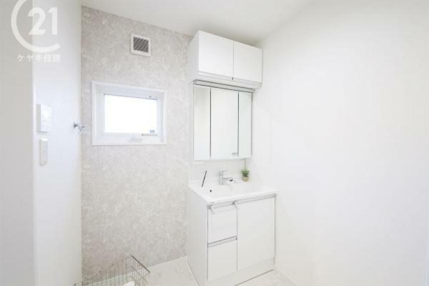 ゆとりの洗面スペースで朝の身支度も快適スムーズ。収納棚や収納スペースも装備！