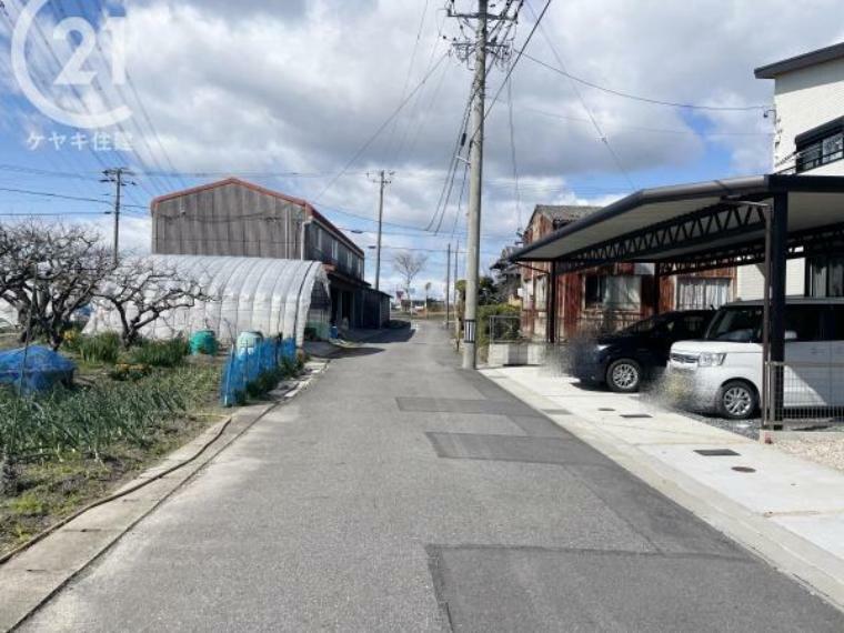 物件と前面道路。生活道路で交通量が少ないので駐車がしやすいです。