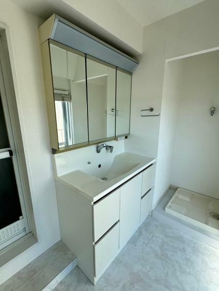 大きく見やすい三面鏡で清潔感ある洗面台は、身だしなみチェックや肌のお手入れに最適です。<BR/>何かとに物が増える場所だからこそ、スッキリと見映えの良い空間に拵えました。