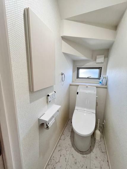 ウォシュレット機能付きのトイレ。収納もあり実用性も兼ね備えた造り。1.2階にそれでもトレイがございます。朝の混雑時に分散して利用できるほか、ゲスト用としても使い分けることもできます。