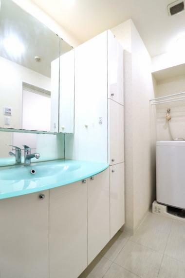 三面鏡の付いた洗面化粧台は、鏡面裏側にも機能的な収納を配置。