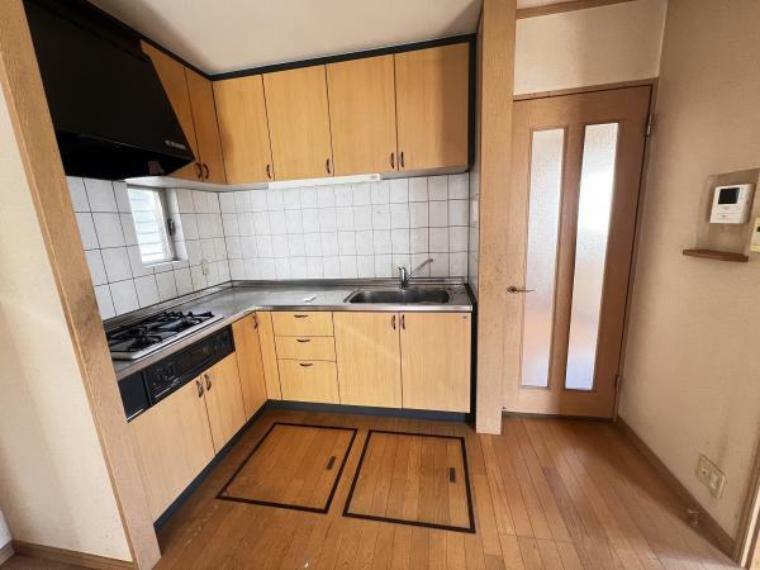 【キッチン】<BR/>ダイニングの居住空間を有効活用できる壁付けタイプのキッチンです。上部と下部にたっぷりと収納があり、散らかりがちなキッチンを整頓できます。