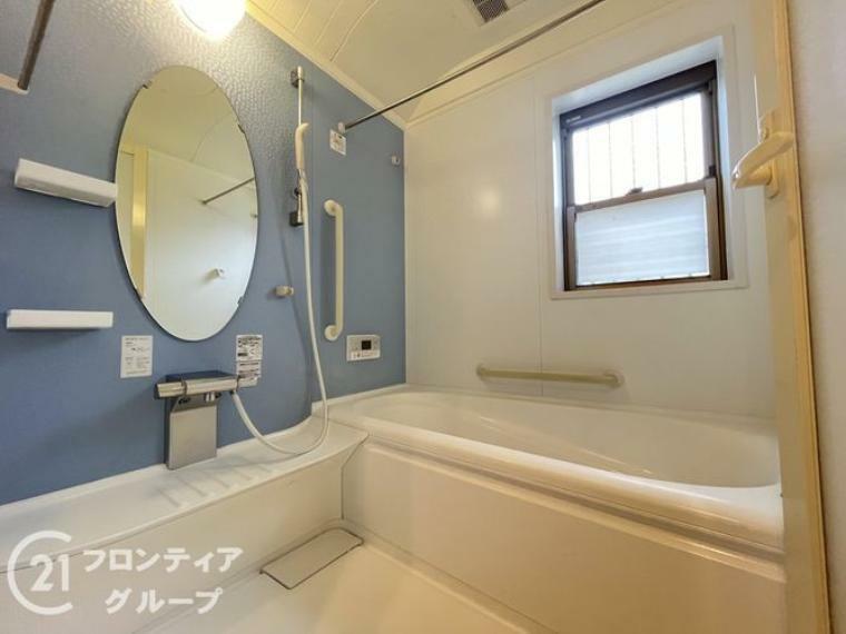 大きな鏡が素敵な、清潔感のある浴室ですね