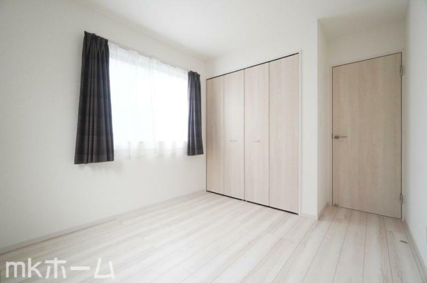 白で統一された洋室は多彩なインテリアにマッチします！収納も豊富に用意されており生活しやすい空間です！
