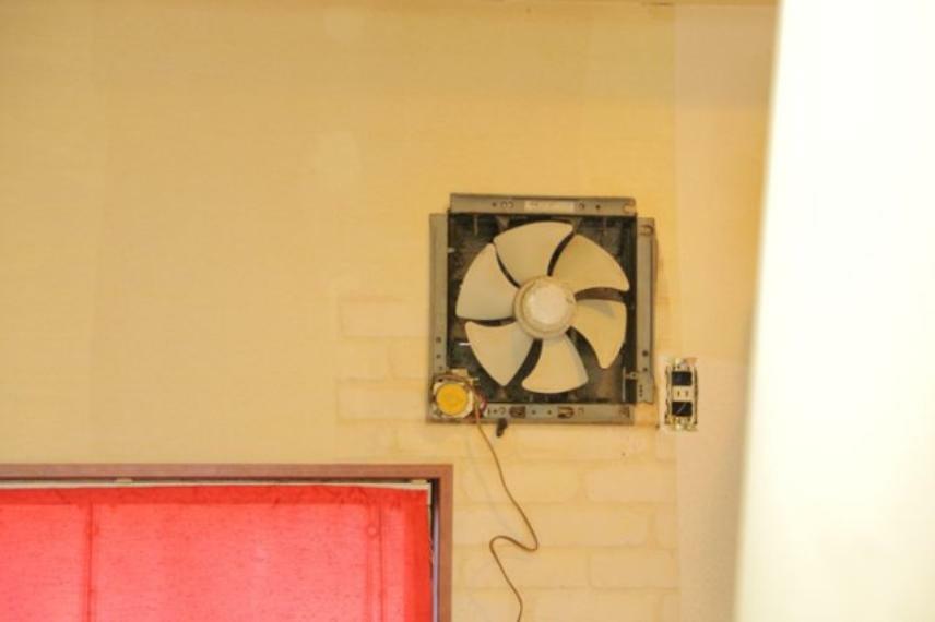 24時間換気と一般的な換気扇は役割が違います。24時間換気は室内の空気を循環して、シックハウスや結露を防ぐ役割があるため常に動かす必要があります。一方の換気扇の役割は短期間で空気を入れ替えることです。