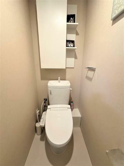トイレットペーパーやトイレ用品が収納出来る壁面収納付きトイレはいつでも快適なウォシュレット機能付き