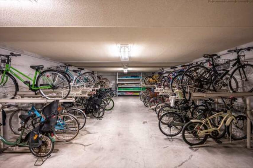 屋根付きの駐輪場で自転車が濡れる心配もありません。