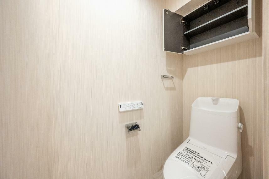 トイレにはトイレットペーパー等のストックに便利な上部吊戸棚付です。