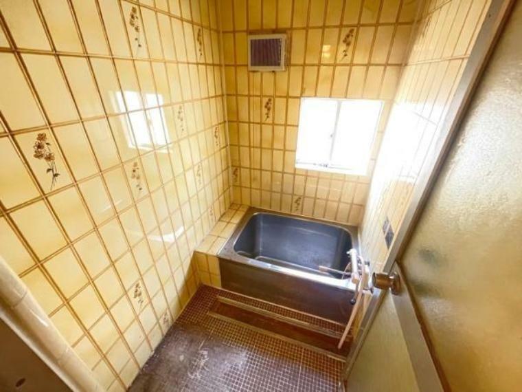 【浴室】<BR/>自然換気も可能な小窓付きのバスルームです