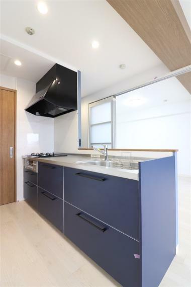 【キッチン】<BR/>青色が目を引くデザインです。<BR/>奥の扉で洗面所とつながっており、家事のしやすいつくりです。