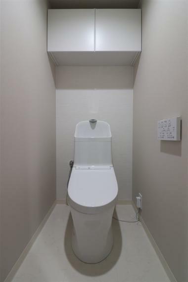 【トイレ】<BR/>手洗い付きタイプのトイレです。<BR/>毎日うれしい温水洗浄便座付き。