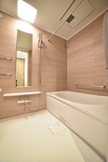 浴室換気乾燥暖房機付きのゆったりとした広さのバスルームで一日の疲れを癒せます！