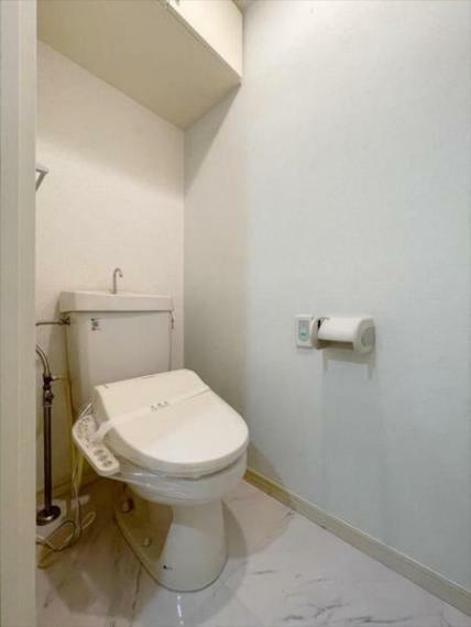 汚れも目立ちにくいカラークロスを採用したトイレ