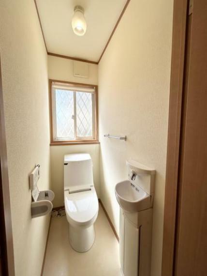 1階のトイレです。ウォシュレットや手洗い場もついているので快適ですね。2階にもトイレがあります。窓がついてるので暗くなりがちなトイレも明るくなっていいですね。