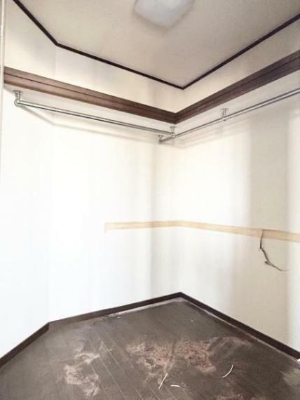 （リフォーム中写真6/13）ウォークインクローゼットは天井・壁のクロス張替と床材の張替を行う予定です。広いお荷物置き場は便利ですね。