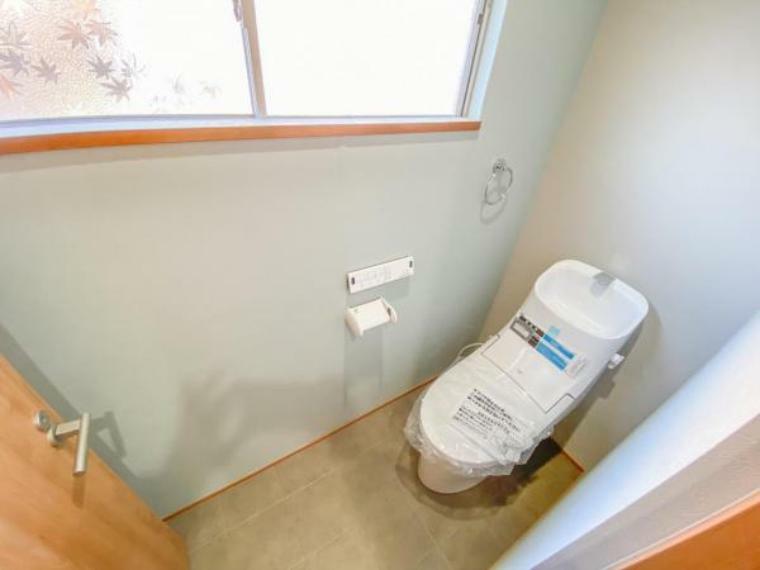 LIXIL製の洗浄機能付便器に交換予定。従来に比べ約69％節水できる「超節水ECO5トイレ」　フチレス形状でフチを丸ごとなくしているので、お掃除もラクラクです。