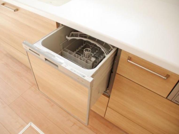 システムキッチンはリンナイ製の食器洗い乾燥機付きです。洗い物は手作業でされる方でも乾燥機能を使えば除菌もできますし、食器かごを設置しなくてよいのでキッチン周りをスッキリ使えます。