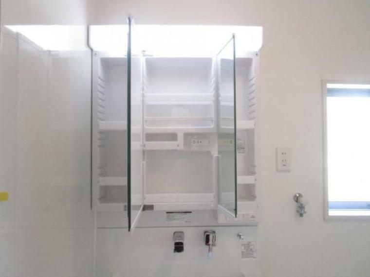 【リフォーム済】洗面台は鏡の裏にも収納ができます。水回りをすっきりさせることができますね。