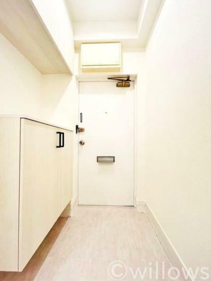 シューズボックス・上部収納で住まいの入口に開放感を カウンタースペースがあることによって、玄関からお部屋の雰囲気を創り出すこともできます。