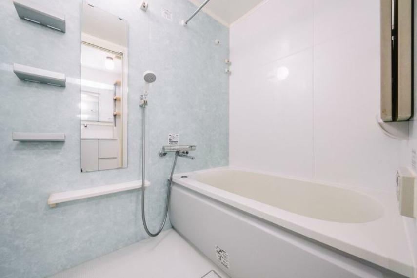 【バス】清潔感あふれる浴室は、疲れを癒しリラックスできる空間。