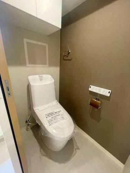 トイレはシャープでシンプルなデザイン。毎日使う場所だからこそ、使い勝手を考慮。