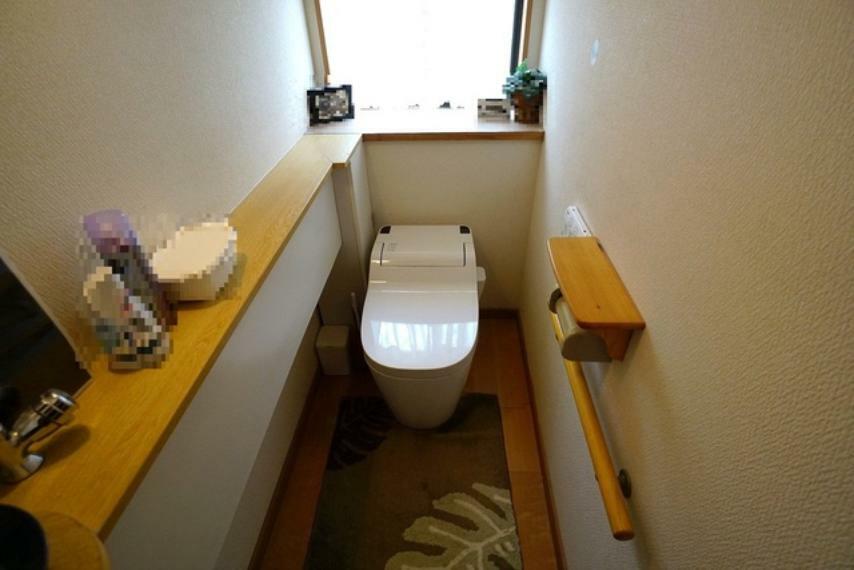温水洗浄機付トイレです。もちろん、1階2階の2ヶ所にトイレがあるので、忙しい朝にもゆとりができますね。