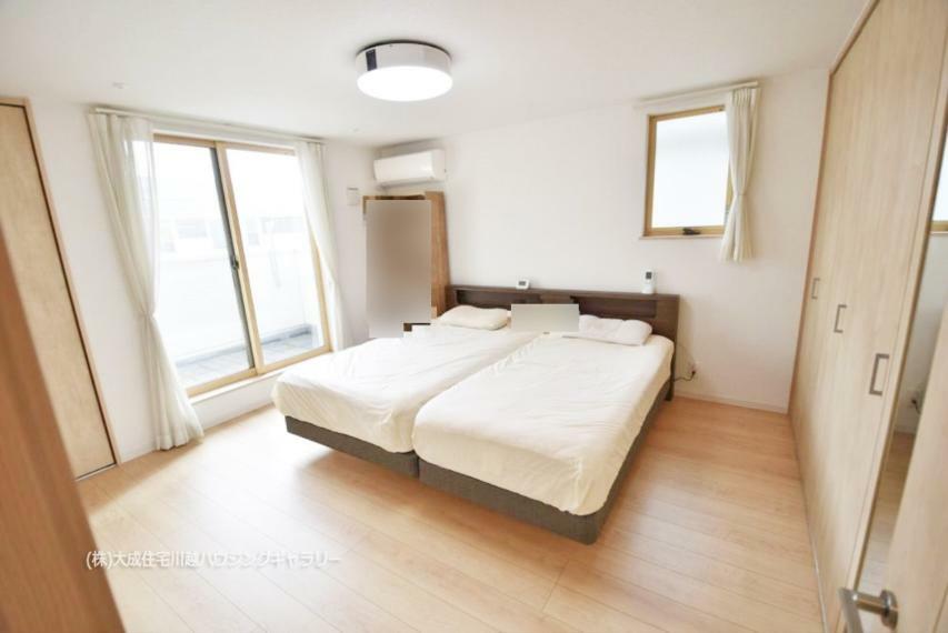 2階洋室。採光良好でゆとりのあるスペース！大きなベッドを置いても十分なスペースを確保できます。