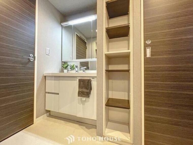 「リネン収納×三面鏡洗面台」ご家族そろって身支度可能な広々スペースの洗面室。収納スペースも豊富でいつでも清潔な印象に。