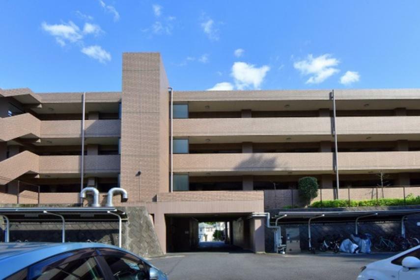 小田急線「玉川学園」駅を最寄りとする1997年3月築、鉄筋コンクリート造5階建てマンションのご紹介です。