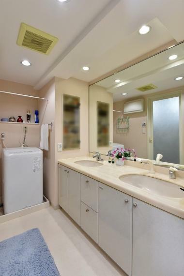 ダブルボウル洗面台は、高級感のあるホテルライクな洗面室。朝の混雑緩和にもなります。