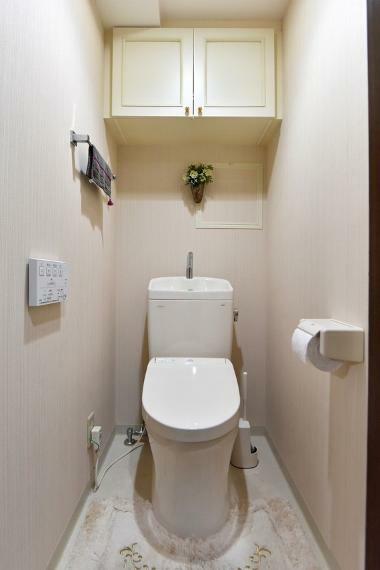 平成31年2月に新規交換の温水洗浄便座付きトイレ。吊り棚があるので掃除用具などもすっきり収納できます。