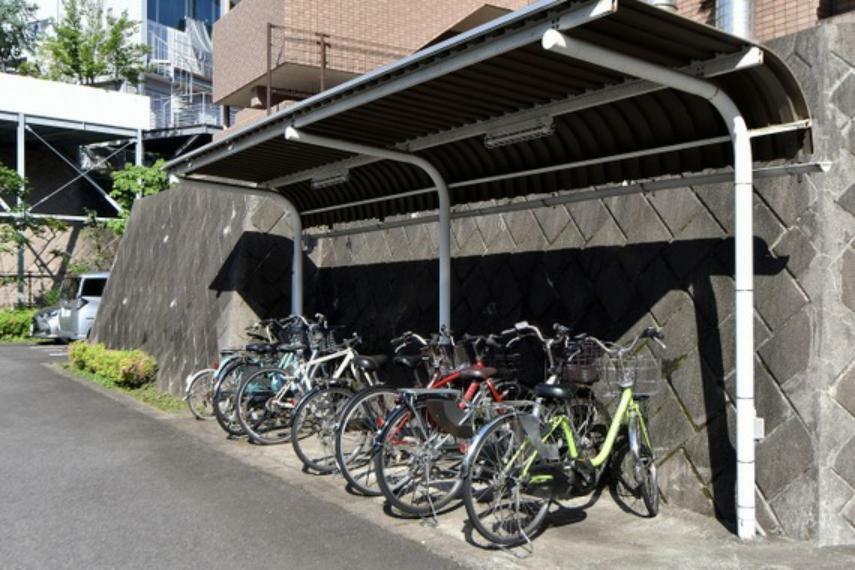 大切な自転車を雨や風から守れる、屋根付きの駐輪場をご利用いただけます。