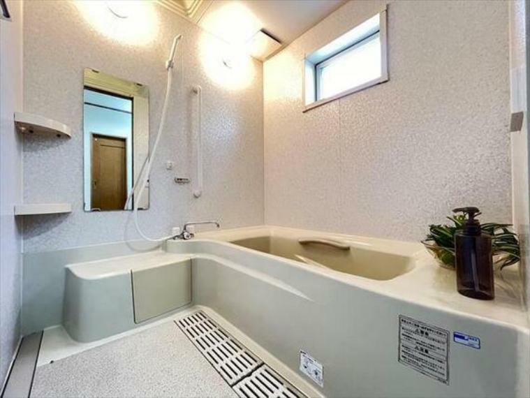 浴室に窓が付いていると明るくて、換気の際にも役立ちます。