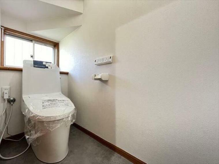 小窓を設置する事により明るく、通気性の良いトイレとなっております。採光もいいのでなんだかほっと落ち着くような空間です。ゆったりとお使い頂けます。生活に欠かせないお手洗いを、少し特別な空間に。