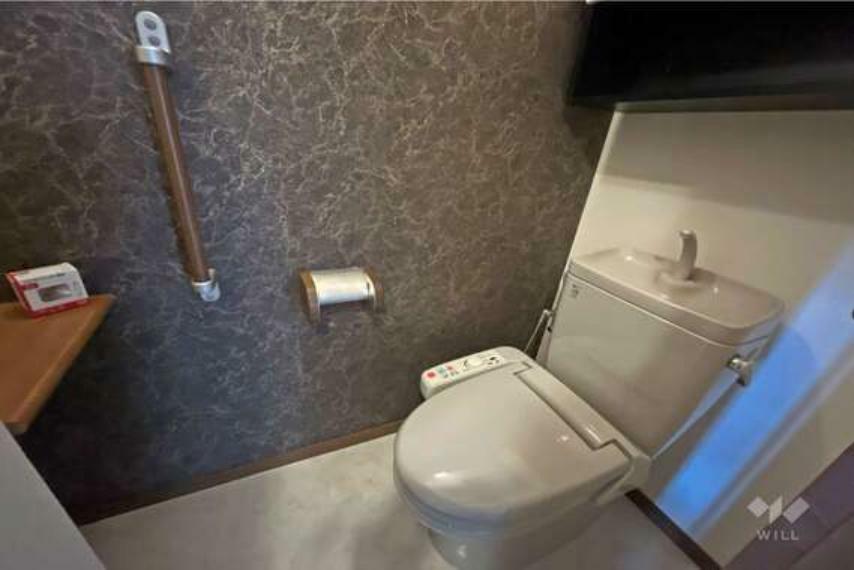 トイレウォシュレット付き。上部には棚もございますので消耗品のストックを隠して収納することができます。手洗い付きです。