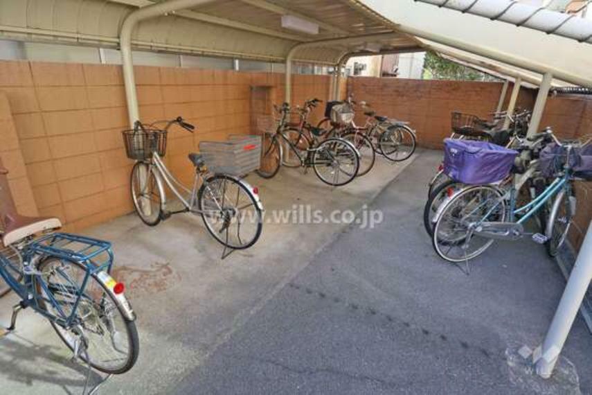駐輪場。屋根がついており自転車が濡れにくいです。