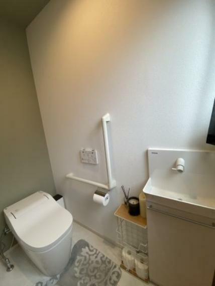 1階トイレ 独立した手洗い器のあるトイレは節水効果の高いタンクレスです。
