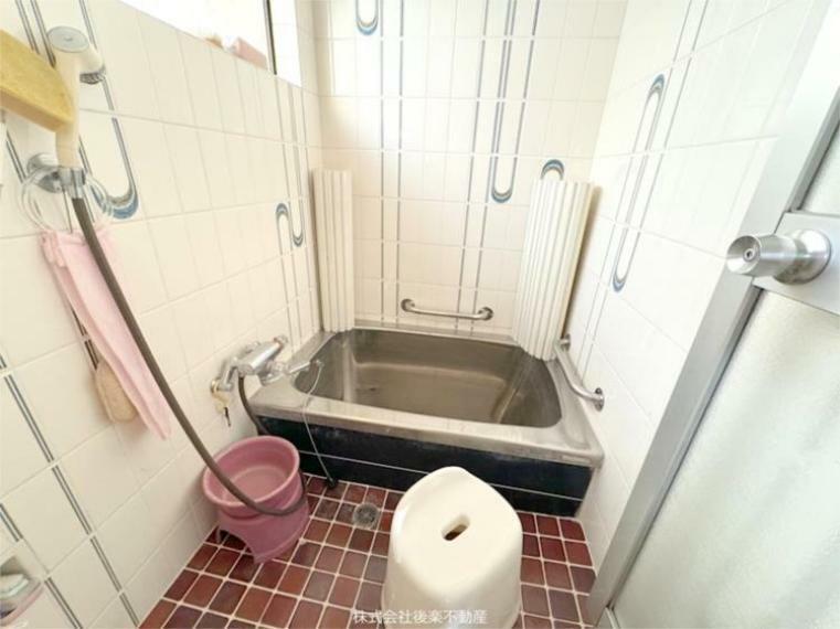 タイル張りの浴室。窓があるので換気もしやすくお掃除の際も快適。