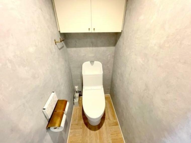 ■備え付け収納も有！おしゃれなデザインクロスの水洗式トイレ