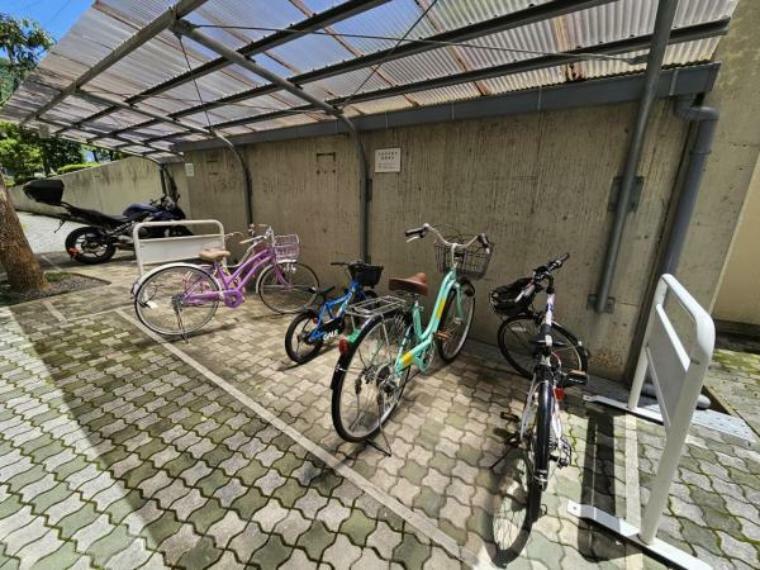 ゆとりある広さの駐輪場で自転車の出し入れもしやすいです。