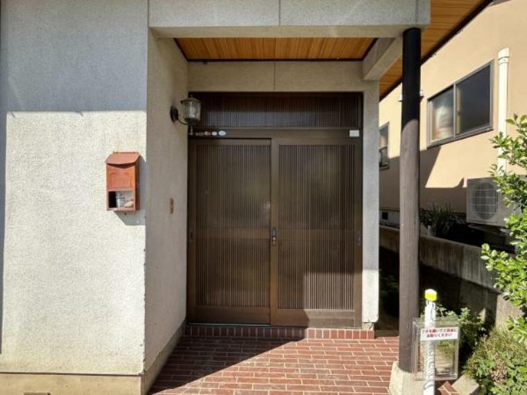 【リフォーム中・玄関ポーチ】玄関はタイルの交換と玄関ドアの交換を行います。