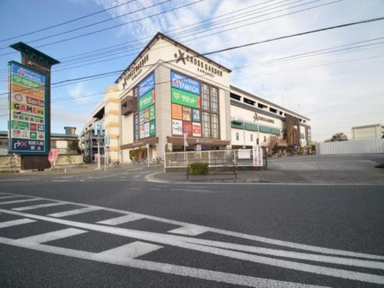 クロスガーデン川崎（500台以上停められる大型駐車場を完備した、スーパー・家電量販店・ドラッグストアなどが入った複合施設）