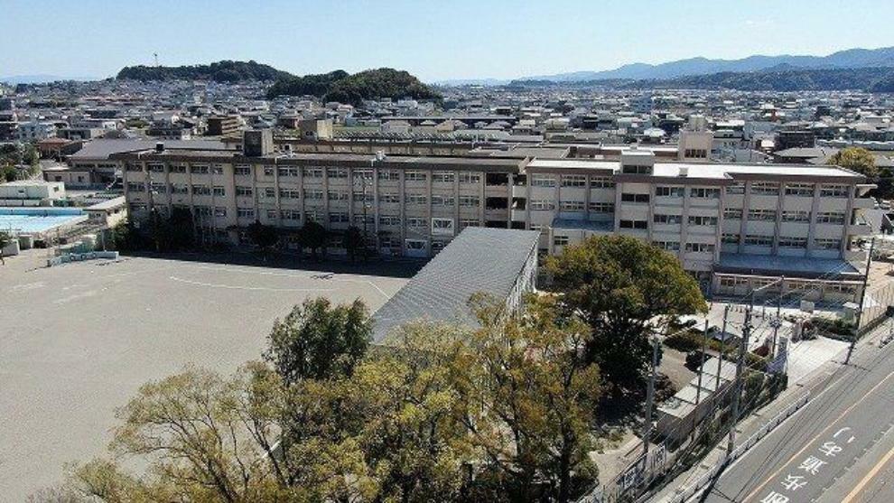 中山小学校【鹿児島市立中山小学校】は、中山2丁目に位置する1865年創立の小学校です。令和4年度の生徒数は1477人で、59クラスあります。校訓は「やさしく　かしこく　つよく」です。