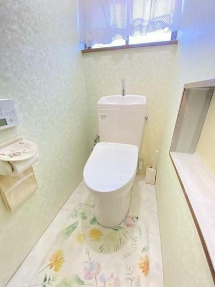 小窓を開いて新鮮な空気を取り込めるおトイレ。明るさも確保できますね！