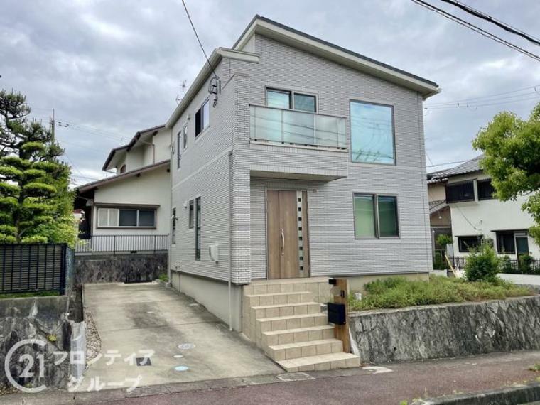 静かな住宅街にたたずむ重厚感あるお家。落ち着いた色合いが素敵ですね。